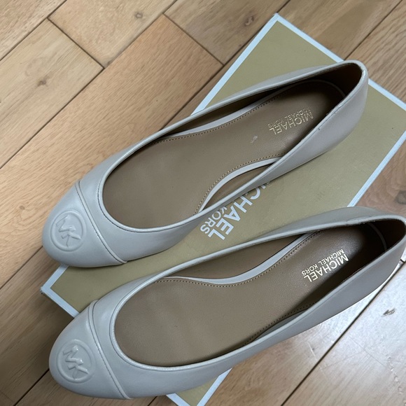 Michael Kors ‘Dylyn’ Ballet Flats - Picture 8 of 10